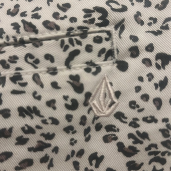 VOLCOM Juniors' Frochickie Shorts • 25 - Picture 3 of 4